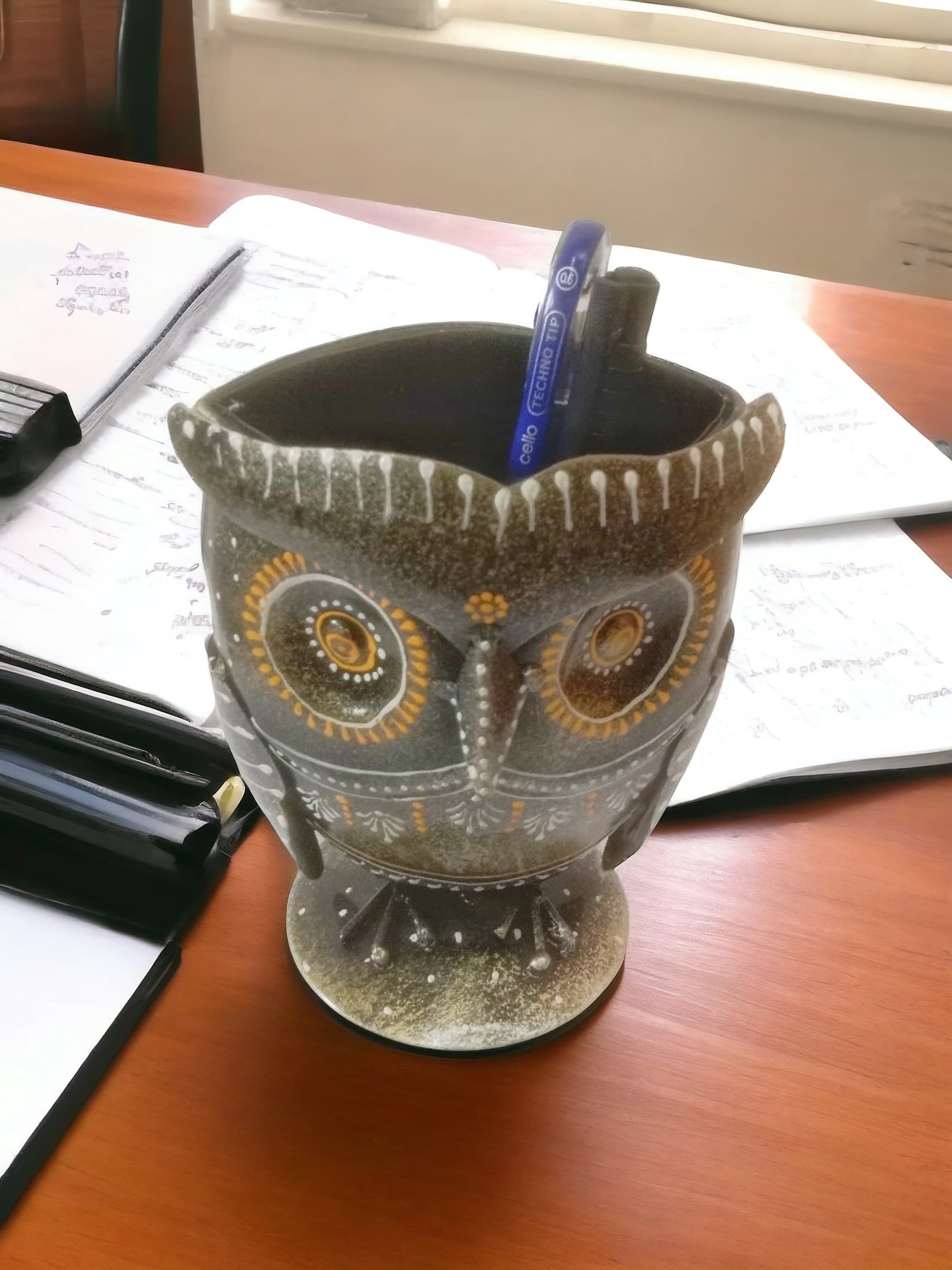 Multicolored Iron Painted Owl Pen Stand thumbnail 3